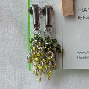 Dino Sparkle: Clip-on earrings made with 30 shimmering green beads in five shades, connected with steel jump rings.